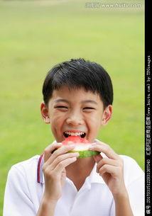 男孩摔瓜式吃西瓜,男孩的独特夏日风情