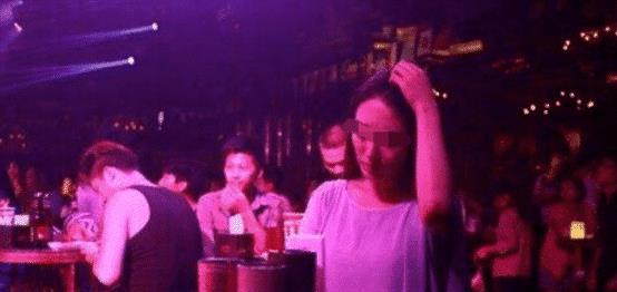 酒吧吃瓜富婆视频,一幕引发网友热议