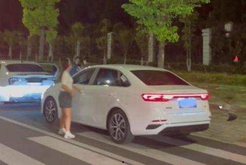 女生开车吃瓜,女生开车吃瓜的趣味瞬间