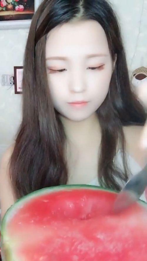 直发小姐姐吃瓜