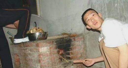 乌海男子吃瓜事件始末